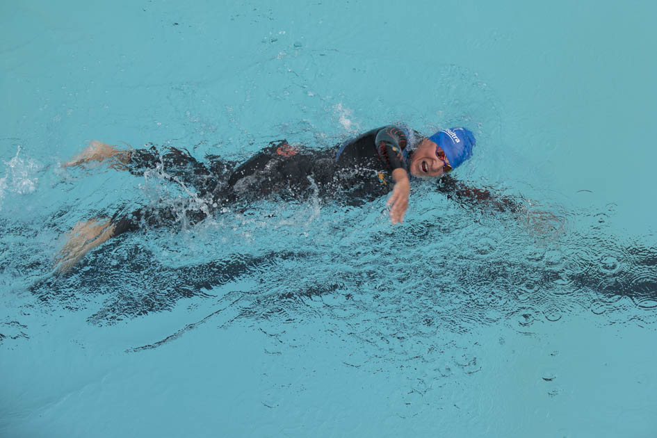 Anita schwimmt für's Team 2 die ganze Strecke